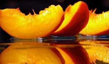 Названы способы применения персикового масла
